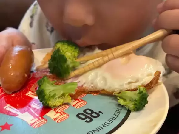 よく食べる4歳息子が「お腹パンパン…」　母がお皿の上を見ると…「笑った」