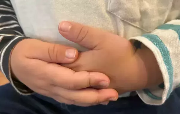 「よく食べる4歳息子が「お腹パンパン…」　母がお皿の上を見ると…「笑った」」の画像