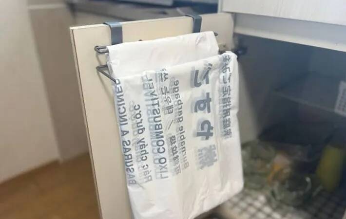シンク下の扉にかけるだけで収納アップ！　330円『タオルハンガー』の思わぬ活用法【3COINS】