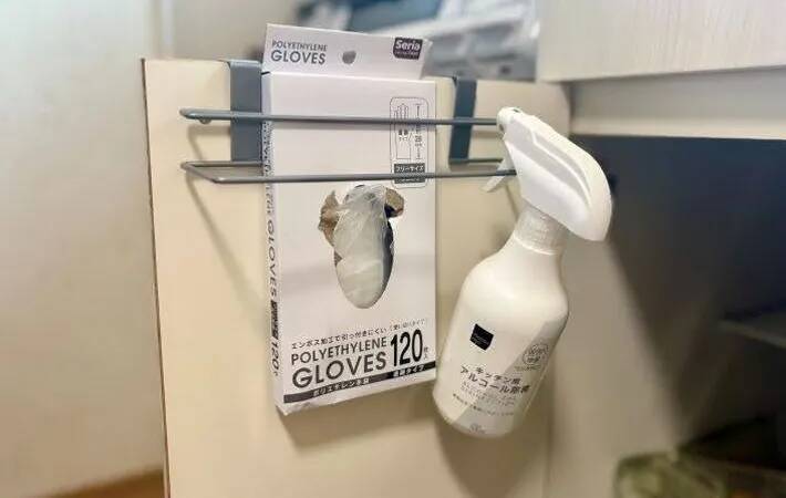 シンク下の扉にかけるだけで収納アップ！　330円『タオルハンガー』の思わぬ活用法【3COINS】