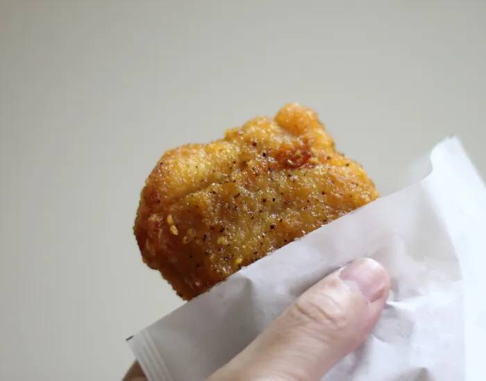 食パンに『ファミチキ』を挟んで焼くだけ　味つけ不要のホットサンドが絶品！【アレンジ4選】