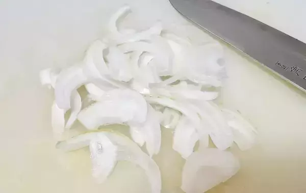 「新玉ねぎのスライスが余ったらコレ！　夫と子供がハマった簡単朝食レシピ」の画像