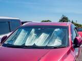 「夏場の車、フロントガラスにサンシェードはつけた方がいい？　JAFが検証」の画像1
