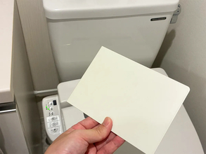 トイレのデッドスペースに『浮かせる収納』　100均アイテム2種を生かすと「手間が減った！」