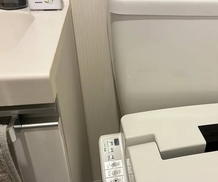 トイレのデッドスペースに『浮かせる収納』　100均アイテム2種を生かすと「手間が減った！」