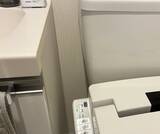 「トイレのデッドスペースに『浮かせる収納』　100均アイテム2種を生かすと「手間が減った！」」の画像2