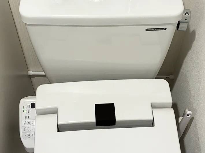 トイレのデッドスペースに『浮かせる収納』　100均アイテム2種を生かすと「手間が減った！」