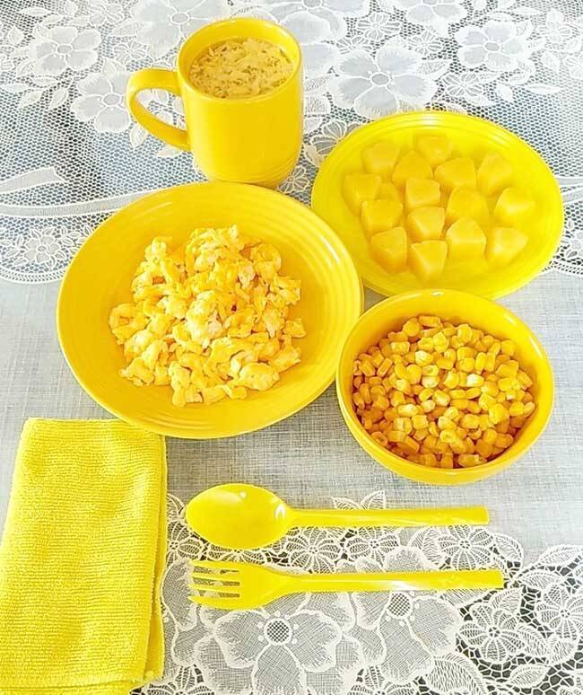 黄色のスプーンとフォークを使って？　男性の『朝食セット』に思わず二度見