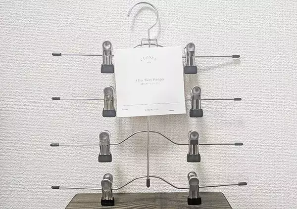 「スリコで買った『スカート用のハンガー』　狭いクローゼットが快適になる使い方に「なんて便利！」」の画像
