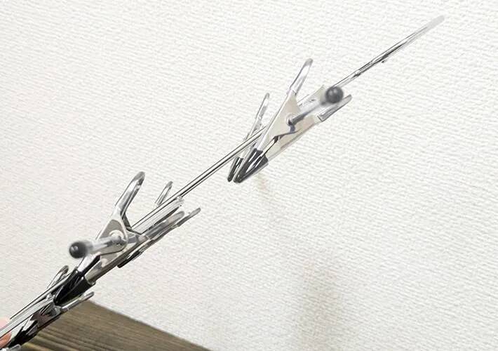 スリコで買った『スカート用のハンガー』　狭いクローゼットが快適になる使い方に「なんて便利！」
