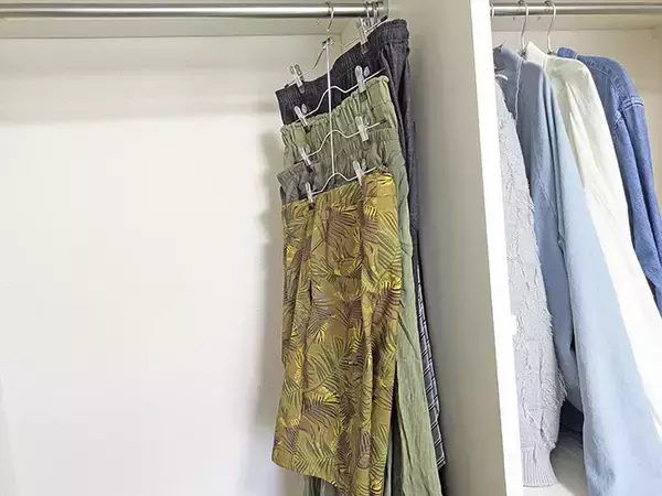 「スリコで買った『スカート用のハンガー』　狭いクローゼットが快適になる使い方に「なんて便利！」」の画像
