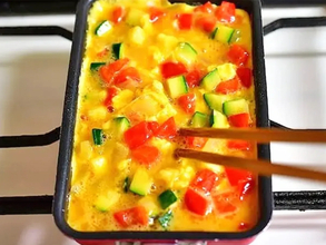 玉子焼き器に流して焼くだけ！　卵と夏野菜の簡単おかずが「包む手間なし」「冷めてもOK」【管理栄養士】