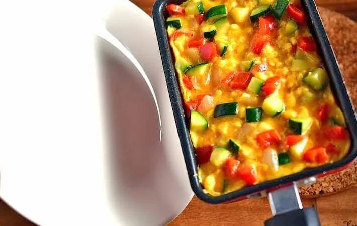 玉子焼き器に流して焼くだけ！　卵と夏野菜の簡単おかずが「包む手間なし」「冷めてもOK」【管理栄養士】