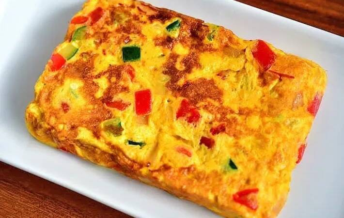 玉子焼き器に流して焼くだけ！　卵と夏野菜の簡単おかずが「包む手間なし」「冷めてもOK」【管理栄養士】