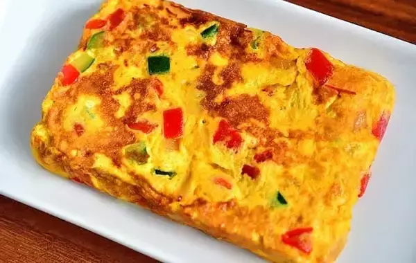 「玉子焼き器に流して焼くだけ！　卵と夏野菜の簡単おかずが「包む手間なし」「冷めてもOK」【管理栄養士】」の画像