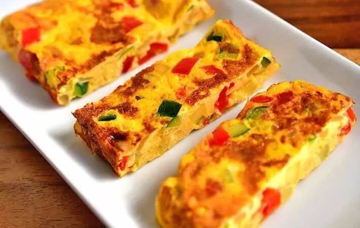 玉子焼き器に流して焼くだけ！　卵と夏野菜の簡単おかずが「包む手間なし」「冷めてもOK」【管理栄養士】