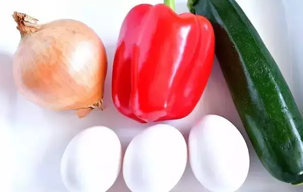「玉子焼き器に流して焼くだけ！　巻かない＆包まない「カンタン卵おかず」【管理栄養士】」の画像