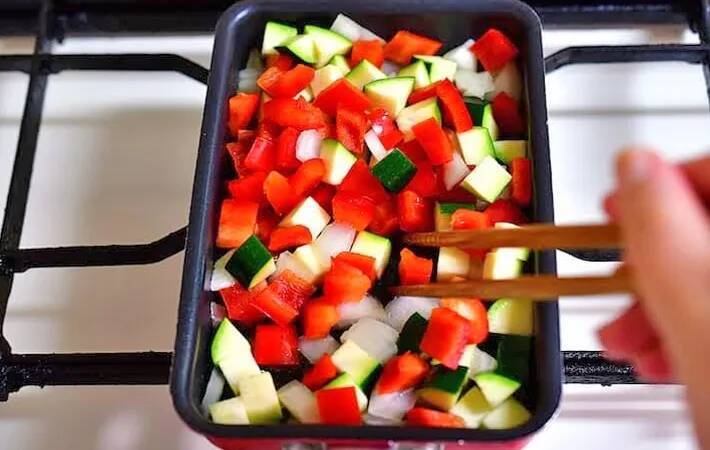 玉子焼き器に流して焼くだけ！　卵と夏野菜の簡単おかずが「包む手間なし」「冷めてもOK」【管理栄養士】