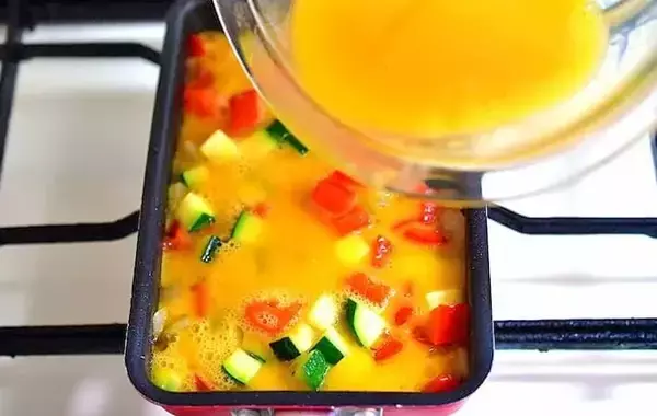 「玉子焼き器に流して焼くだけ！　巻かない＆包まない「カンタン卵おかず」【管理栄養士】」の画像