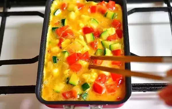 「玉子焼き器に流して焼くだけ！　巻かない＆包まない「カンタン卵おかず」【管理栄養士】」の画像
