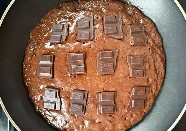「スーパーカップ、そのまま食べない！　ホットケーキミックスと混ぜて焼けば「しっとりケーキになった」」の画像