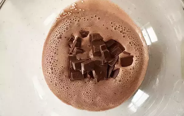 「スーパーカップ、そのまま食べない！　ホットケーキミックスと混ぜて焼けば「しっとりケーキになった」」の画像