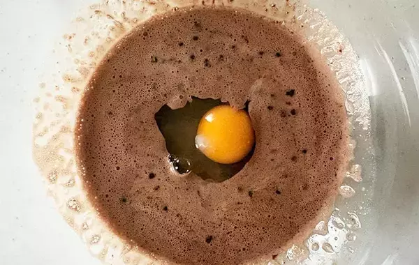 「スーパーカップ、そのまま食べない！　ホットケーキミックスと混ぜて焼けば「しっとりケーキになった」」の画像