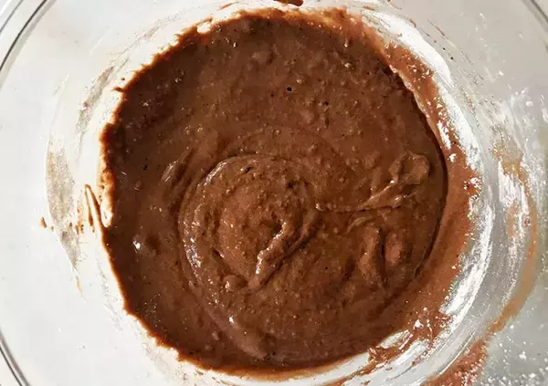 「スーパーカップ、そのまま食べない！　ホットケーキミックスと混ぜて焼けば「しっとりケーキになった」」の画像