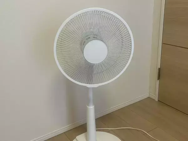 『扇風機をつけたまま寝ると身体に悪い』は本当？　医師に聞いた「注意したい使い方」