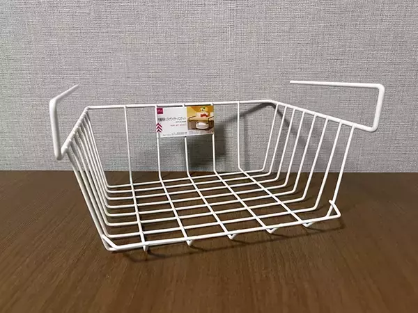 「110円で買った『ワイヤーバスケット』　じゃない使い方に「収納の幅が広がった」」の画像