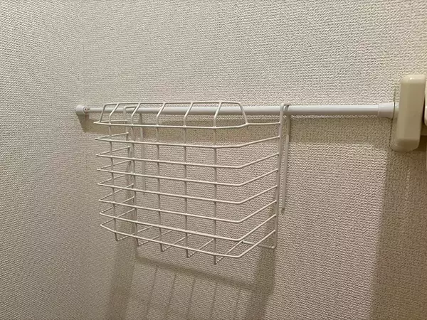 「110円で買った『ワイヤーバスケット』　じゃない使い方に「収納の幅が広がった」」の画像