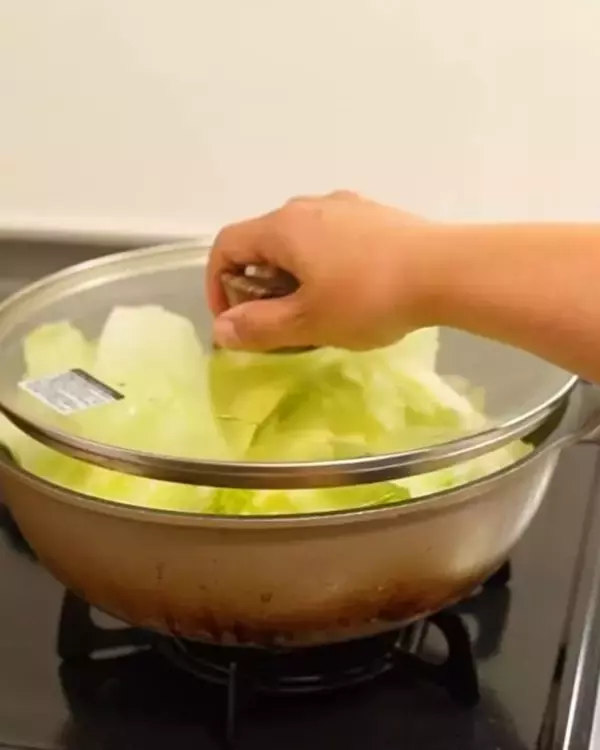 「「その手があったか」　レタスのオイル蒸しに「簡単すぎ」「野菜が進む」」の画像