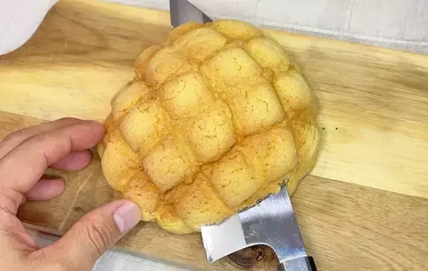 「メロンパン好きは試して！　半分にカットして挟んだものに「食べる手が止まらない！」」の画像