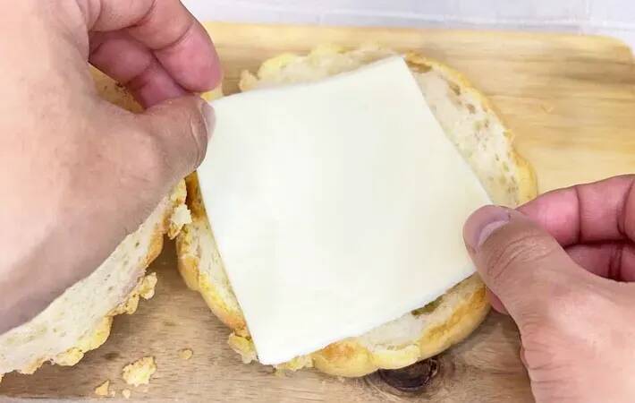 メロンパン好きは試して！　半分にカットして挟んだものに「食べる手が止まらない！」