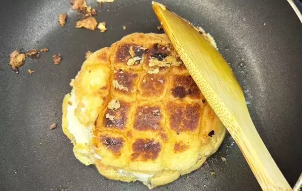 「メロンパン好きは試して！　半分にカットして挟んだものに「食べる手が止まらない！」」の画像