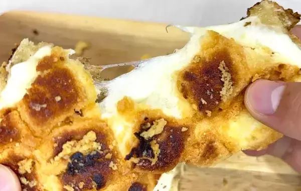 「メロンパン好きは試して！　半分にカットして挟んだものに「食べる手が止まらない！」」の画像