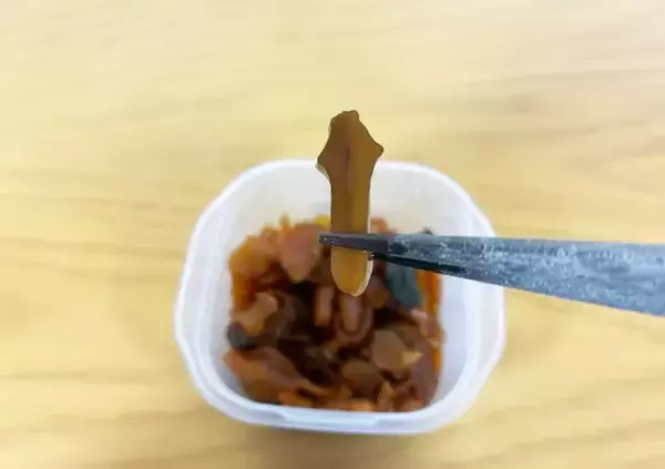 「福神漬けの中に混ざってる『勇者の剣』みたいなコレ何？　正体に「知らずに食べてた」」の画像