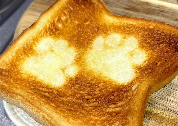 朝食に試したい「トーストの裏ワザ」　食パンにアルミホイルをのせて焼くと？