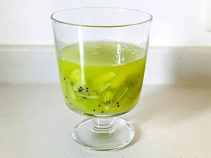 キウイ4個と塩があればOK！　汗をかいたら飲みたい「手作りドリンク」【ミキサー不要】