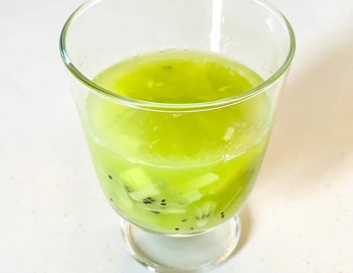 キウイ4個と塩があればOK！　汗をかいたら飲みたい「手作りドリンク」【ミキサー不要】
