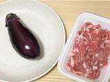 「ナスを丸ごとレンチン 肉を挟むだけのレシピに「ジューシー」「弁当のおかずにも」」の画像1
