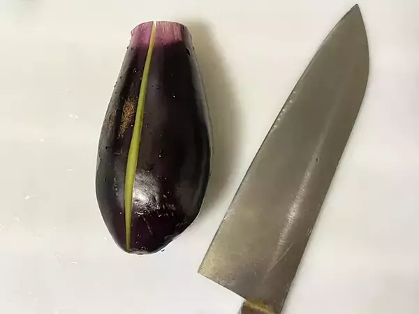 「ナスを丸ごとレンチン 肉を挟むだけのレシピに「ジューシー」「弁当のおかずにも」」の画像