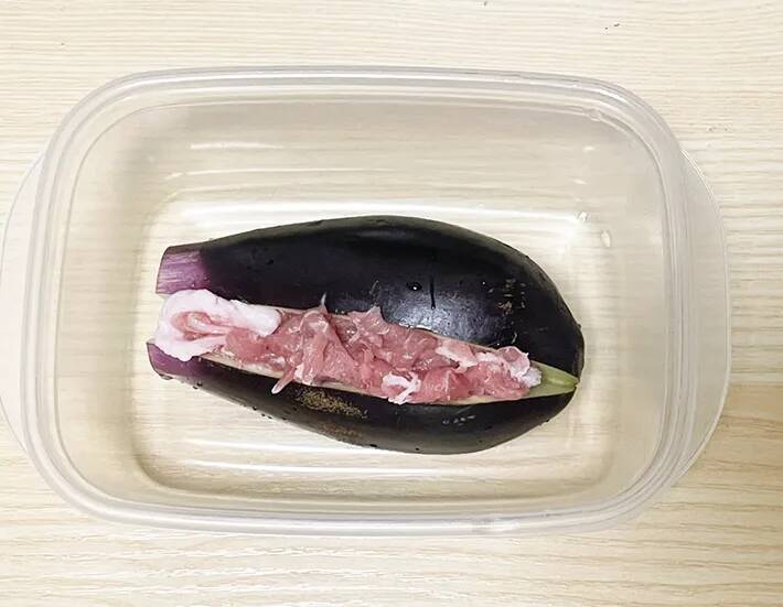 ナスを丸ごとレンチン 肉を挟むだけのレシピに「ジューシー」「弁当のおかずにも」
