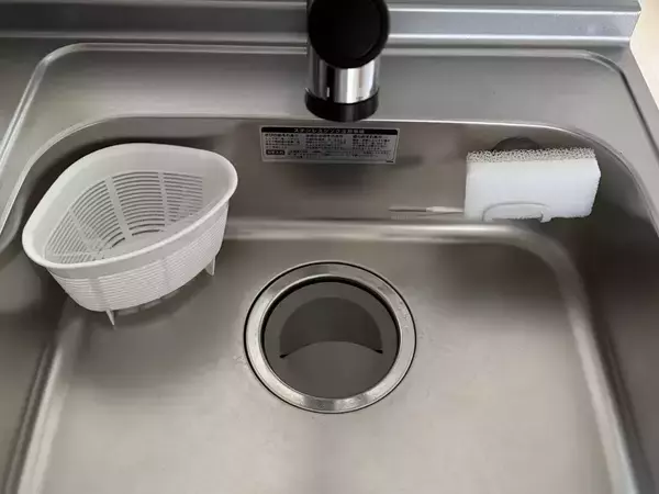 漂白剤を使う前に…　三角コーナーの黒ずみを落とす手順に「知らなかった」【ゴミ処理4選】