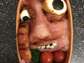 料理人のパパがキャラ弁に挑戦！　愛情を詰め込みすぎた『衝撃のビジュアル』に爆笑