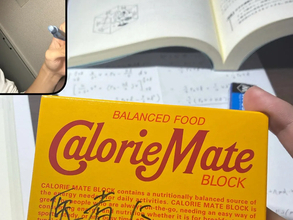 勉強が手につかない…　友人からの『差し入れ』に33万いいね「この箱は宝物」「泣いた」