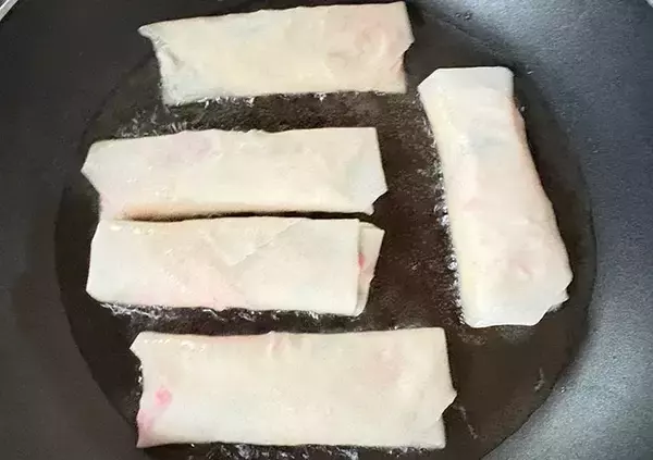 「千切りキャベツを湯通しして？　春巻き“たこ焼き風”アレンジ【作り方】」の画像