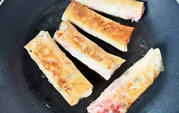 「千切りキャベツを湯通しして？　春巻き“たこ焼き風”アレンジ【作り方】」の画像