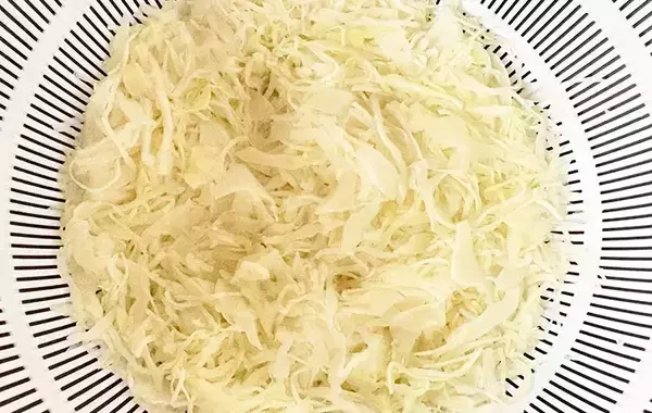 「千切りキャベツを湯通しして？　春巻き“たこ焼き風”アレンジ【作り方】」の画像