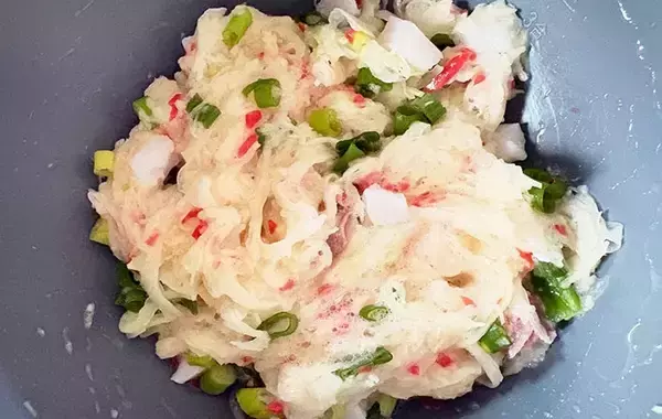 「千切りキャベツを湯通しして？　春巻き“たこ焼き風”アレンジ【作り方】」の画像